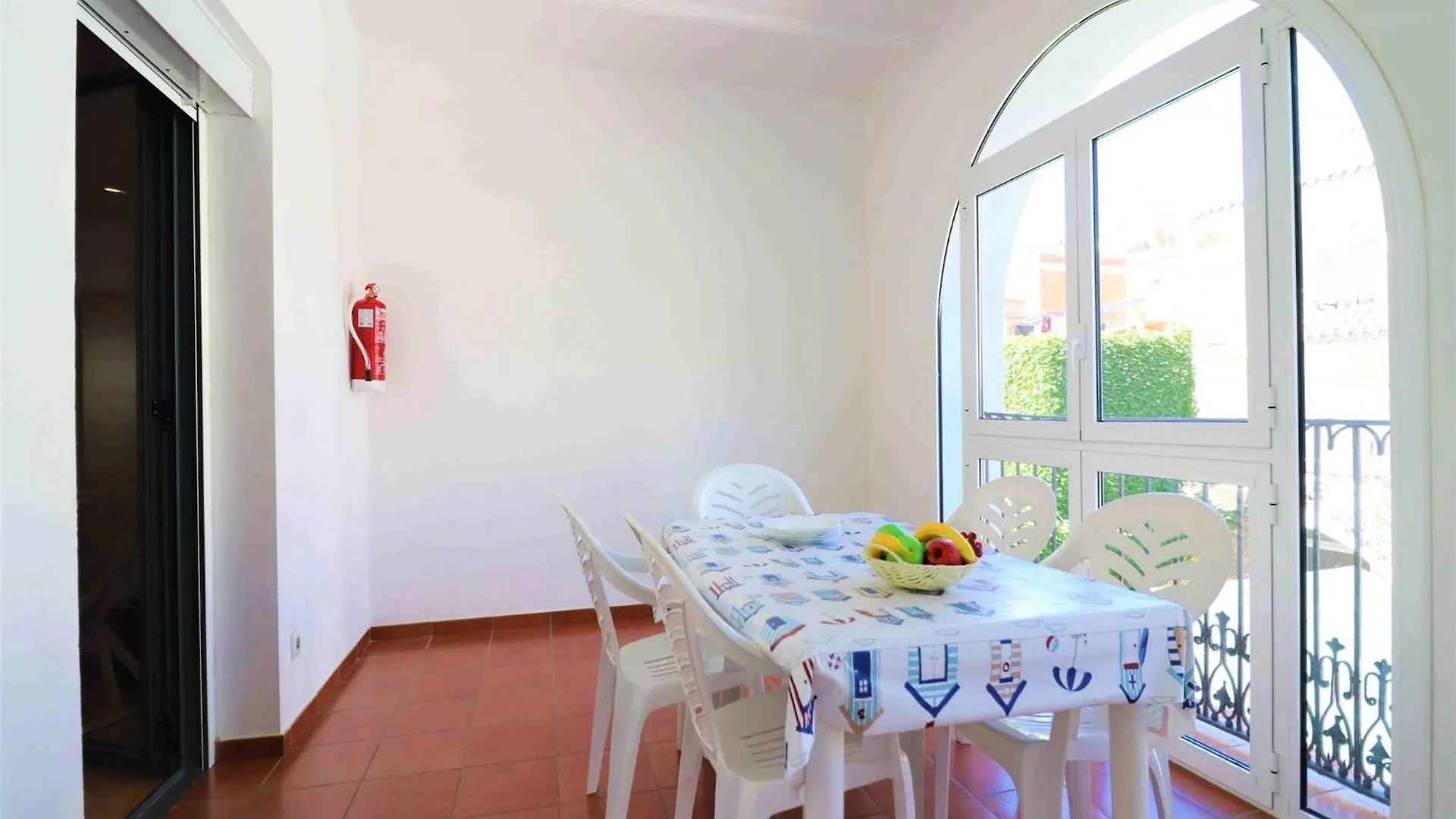 Apartment In Central Location Roses