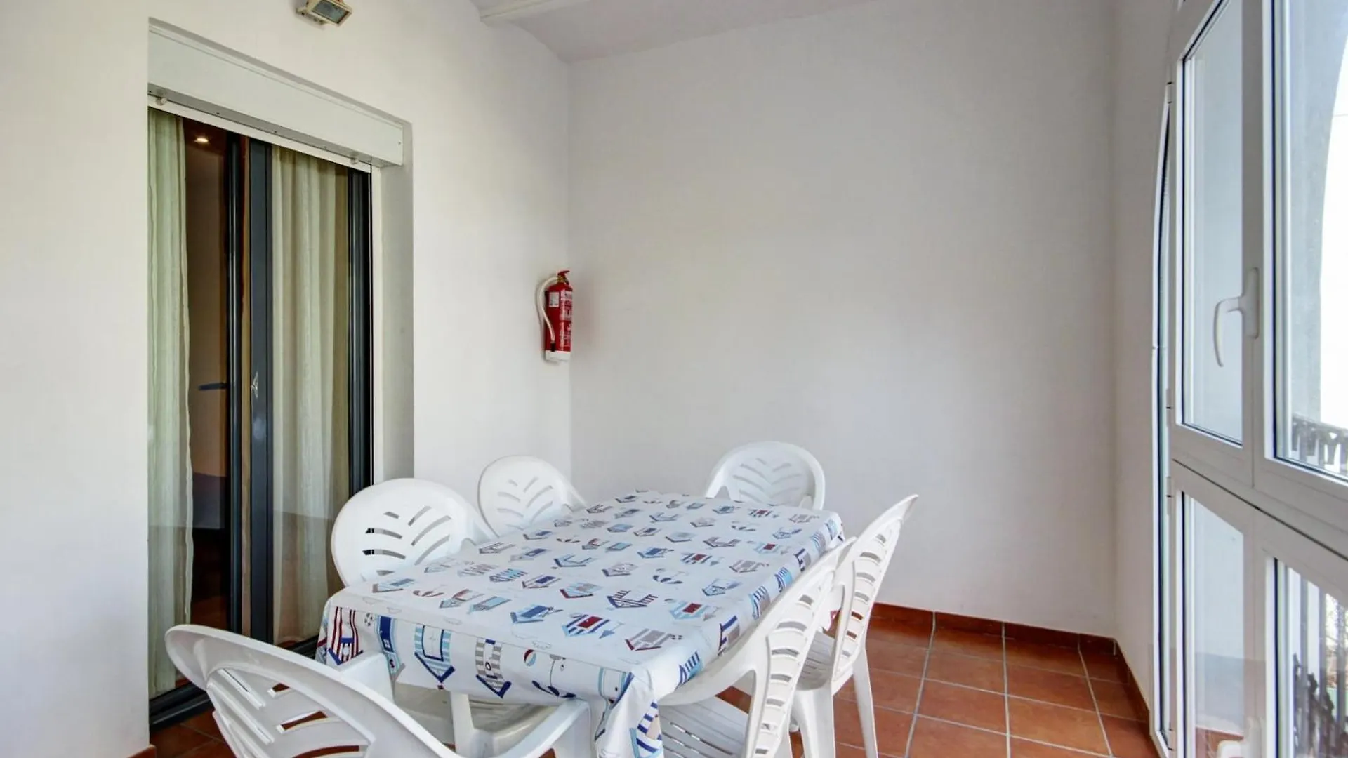 Apartment In Central Location Roses